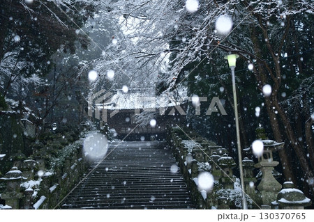 雪の舞う箸蔵寺の階段 130370765