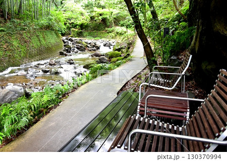 湯河原町　万葉公園湯河原惣湯川の道とテラス席と千歳川と新緑 130370994