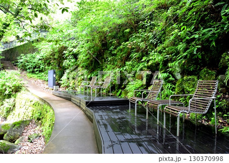 湯河原町 万葉公園湯河原惣湯川の道とテラス席と千歳川と新緑 湯河原町 万葉公園湯河原惣湯川の道とテラス席と千歳川と新緑 130370998