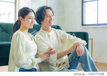 リビングでくつろぐミドルの夫婦 リビングでくつろぐミドルの夫婦 130371396