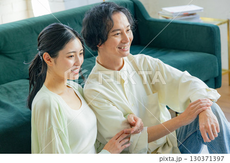 リビングでくつろぐミドルの夫婦 130371397