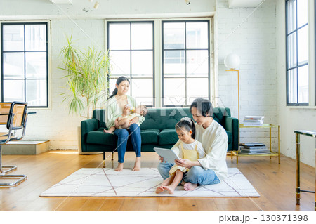 若い家族、親子、子ども、リビング、ソファー、笑顔 130371398