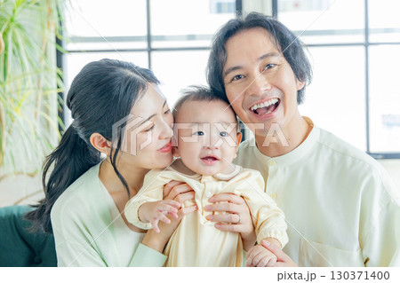 笑顔の若い家族 130371400