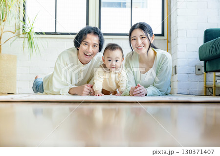 リビングでくつろぐ家族 130371407
