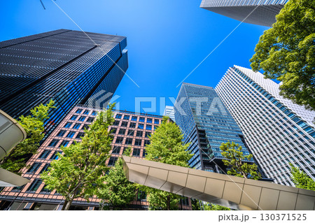 日本の東京都市景観9月2日。大手町のビジネス街。大手町タワーや大手町ビルヂィングなどを望む 130371525