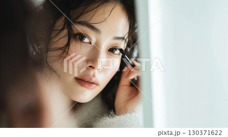 ナチュラルアイメイクをする女性 130371622