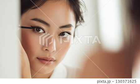 ナチュラルアイメイクをする女性 ナチュラルアイメイクをする女性 130371625