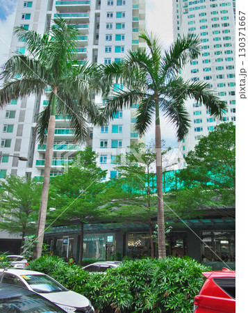 躍動するフィリピン - マニラ・マカティの中心街（アヤラ・センター） 　都市景観（2025年6月） 130371667