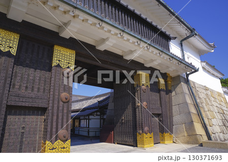 世界遺産 二条城の東大手門と石垣 130371693