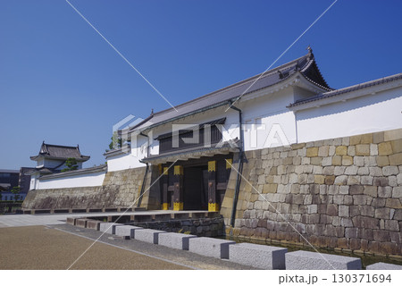 世界遺産 二条城の東大手門と石垣 130371694
