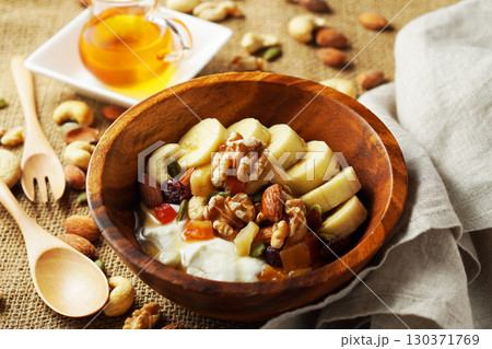 腸活、食物繊維たっぷりのギリシャヨーグルト　蜂蜜をかけて 130371769