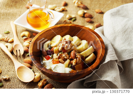 腸活、食物繊維たっぷりのギリシャヨーグルト　蜂蜜をかけて 130371770