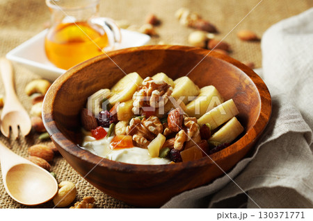 腸活、食物繊維たっぷりのギリシャヨーグルト 蜂蜜をかけて 腸活、食物繊維たっぷりのギリシャヨーグルト 蜂蜜をかけて 130371771