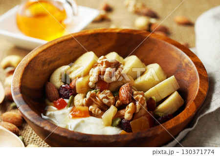 腸活、食物繊維たっぷりのギリシャヨーグルト　蜂蜜をかけて 130371774