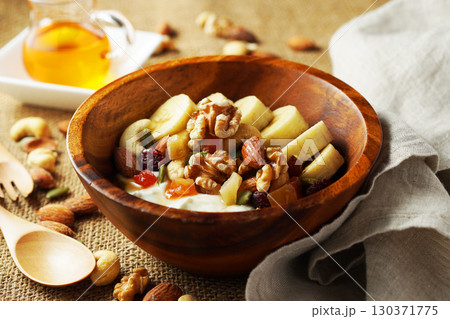 腸活、食物繊維たっぷりのギリシャヨーグルト　蜂蜜をかけて 130371775