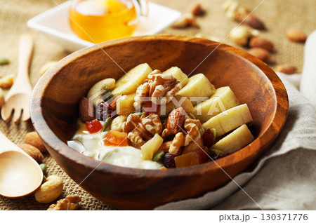 腸活、食物繊維たっぷりのギリシャヨーグルト 蜂蜜をかけて 腸活、食物繊維たっぷりのギリシャヨーグルト 蜂蜜をかけて 130371776