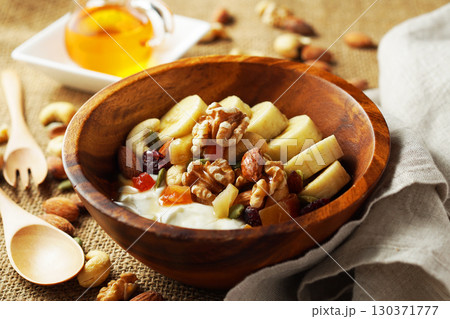 腸活、食物繊維たっぷりのギリシャヨーグルト 蜂蜜をかけて 腸活、食物繊維たっぷりのギリシャヨーグルト 蜂蜜をかけて 130371777