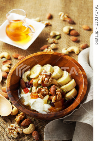 腸活、食物繊維たっぷりのギリシャヨーグルト 蜂蜜をかけて 腸活、食物繊維たっぷりのギリシャヨーグルト 蜂蜜をかけて 130371791