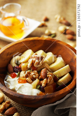 腸活、食物繊維たっぷりのギリシャヨーグルト 蜂蜜をかけて 腸活、食物繊維たっぷりのギリシャヨーグルト 蜂蜜をかけて 130371792