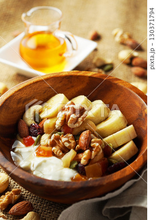 腸活、食物繊維たっぷりのギリシャヨーグルト　蜂蜜をかけて 130371794