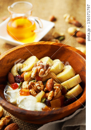 腸活、食物繊維たっぷりのギリシャヨーグルト　蜂蜜をかけて 130371797