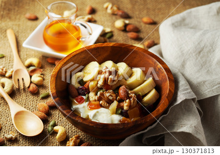 腸活、食物繊維たっぷりのギリシャヨーグルト　蜂蜜をかけて 130371813