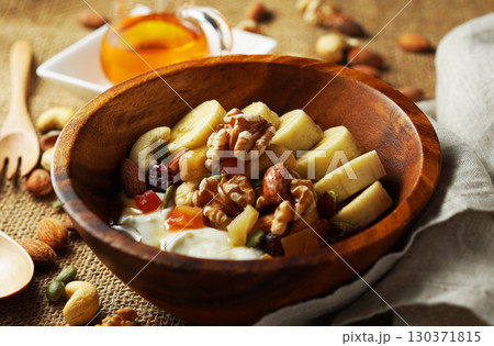 腸活、食物繊維たっぷりのギリシャヨーグルト 蜂蜜をかけて 腸活、食物繊維たっぷりのギリシャヨーグルト 蜂蜜をかけて 130371815