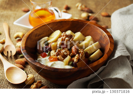 腸活、食物繊維たっぷりのギリシャヨーグルト 蜂蜜をかけて 腸活、食物繊維たっぷりのギリシャヨーグルト 蜂蜜をかけて 130371816