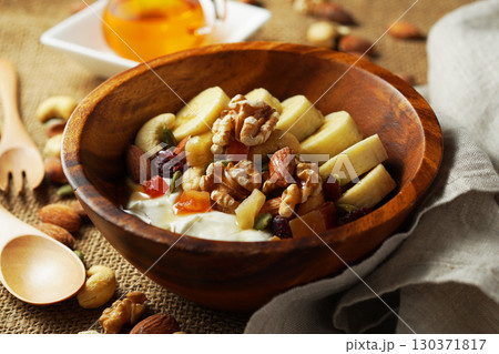 腸活、食物繊維たっぷりのギリシャヨーグルト 蜂蜜をかけて 腸活、食物繊維たっぷりのギリシャヨーグルト 蜂蜜をかけて 130371817