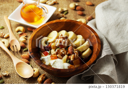 腸活、食物繊維たっぷりのギリシャヨーグルト 蜂蜜をかけて 腸活、食物繊維たっぷりのギリシャヨーグルト 蜂蜜をかけて 130371819