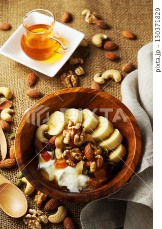 腸活、食物繊維たっぷりのギリシャヨーグルト　蜂蜜をかけて 130371829