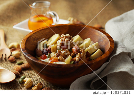 腸活、食物繊維たっぷりのギリシャヨーグルト　蜂蜜をかけて 130371831