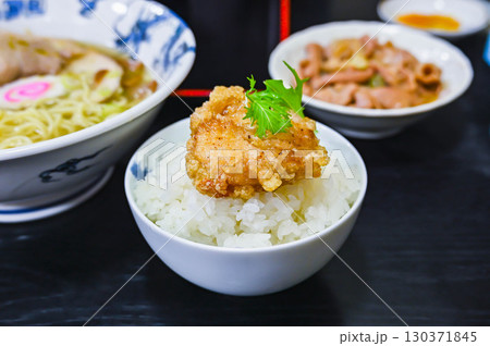 ご飯にのせた唐揚げ ご飯にのせた唐揚げ 130371845