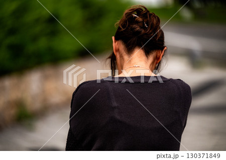 女性一人後ろ姿 女性一人後ろ姿 130371849