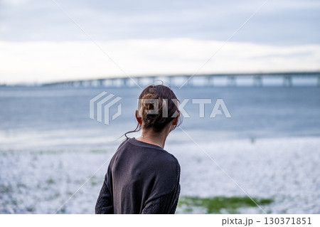 女性ひとり海を眺めている 130371851