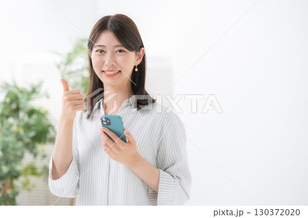 女性 スマートフォン スマホ 笑顔 女性 スマートフォン スマホ 笑顔 130372020