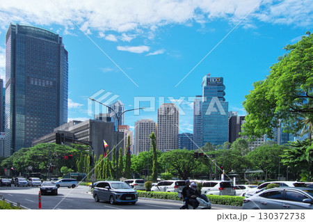 躍動するフィリピン - マニラ・マカティの中心街（アヤラ・センター） 　都市景観（2025年6月） 130372738