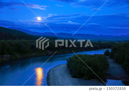 天塩川に映る満月 130372830