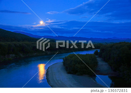 天塩川に映る満月 130372831