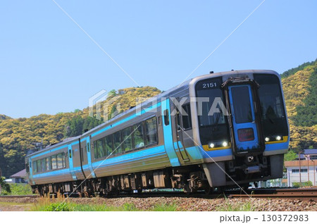 青空とカーブを走る特急あしずり 青空とカーブを走る特急あしずり 130372983