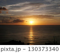 海に沈む夕日 130373340