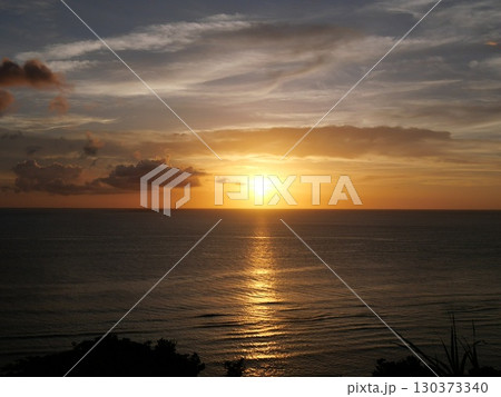 海に沈む夕日 130373340