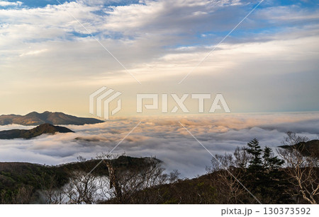 雨上がりの空に広がる雲海 130373592