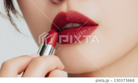 口紅を塗る女性の写真 130373668