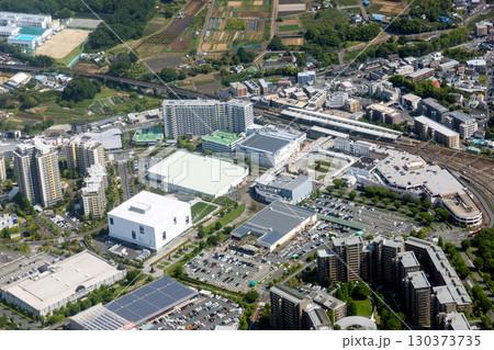 京王相模原線の若葉台駅付近を空撮 130373735