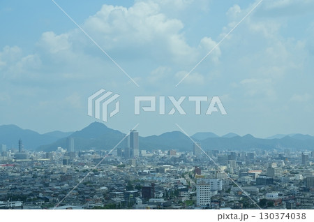 行政機関・岐阜県庁の展望ロビーと岐阜城 行政機関・岐阜県庁の展望ロビーと岐阜城 130374038