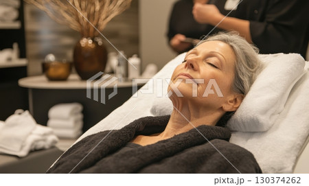 Relaxing spa treatment for woman 130374262