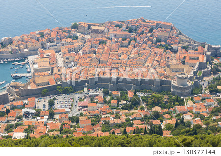 ヨーロッパ、クロアチアのスルジ山頂付近から見たドゥブロヴニクの旧市街の風景 ヨーロッパ、クロアチアのスルジ山頂付近から見たドゥブロヴニクの旧市街の風景 130377144