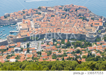 ヨーロッパ、クロアチアのスルジ山頂付近から見たドゥブロヴニクの旧市街の風景 130377153