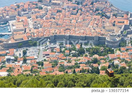 ヨーロッパ、クロアチアのスルジ山頂付近から見たドゥブロヴニクの旧市街の風景 130377154